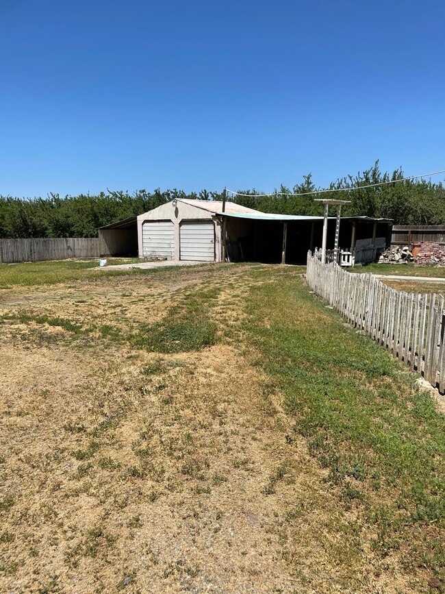 Building Photo - Beautiful Country-Style Home in Dos Palos,...