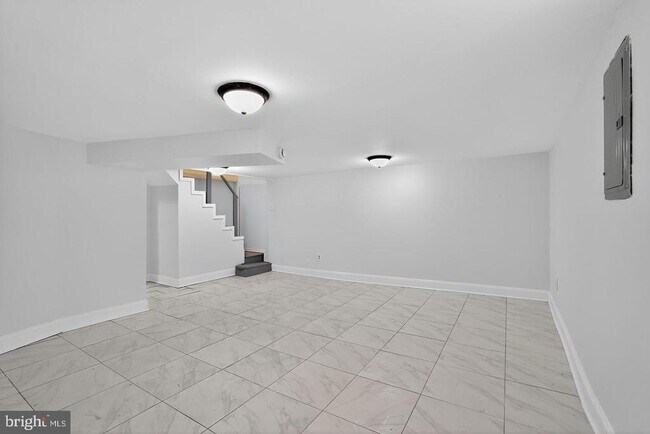 Building Photo - 1001 Burnside Rd