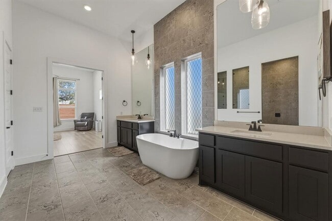 Building Photo - 2941 Delaware St