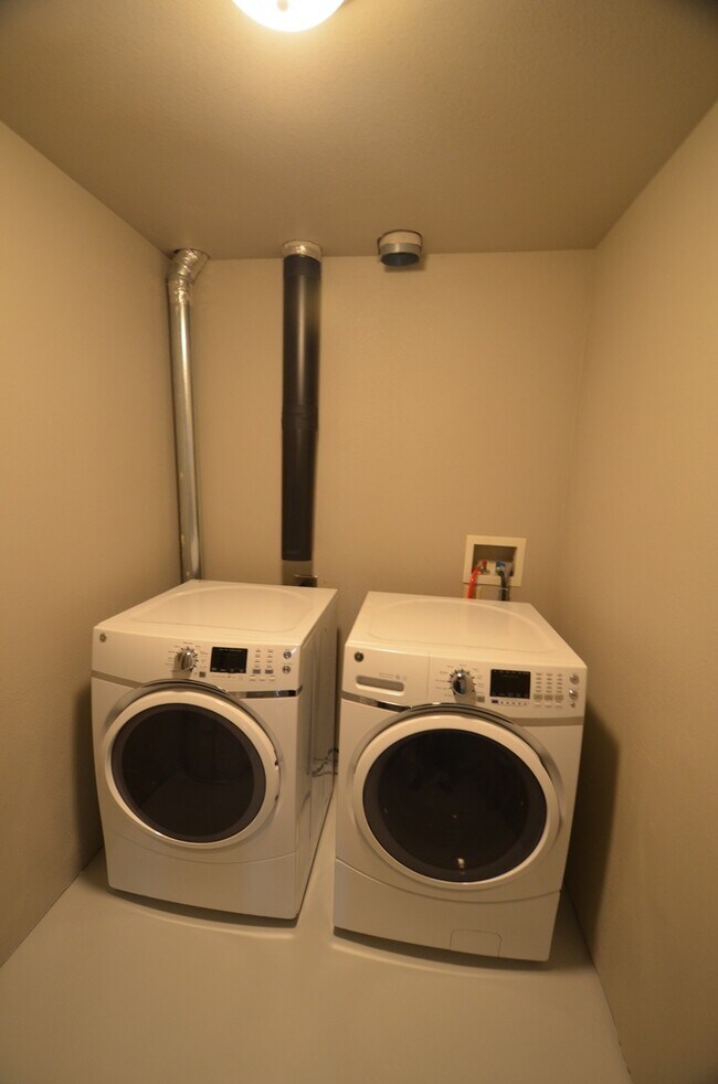 Building Photo - Fairplay home available 10/1/26, yard, two living spaces!