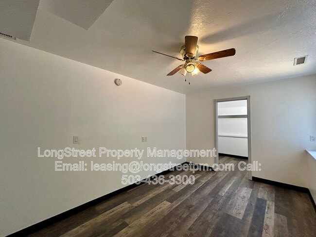 Building Photo - 794 SW Orchard Pl