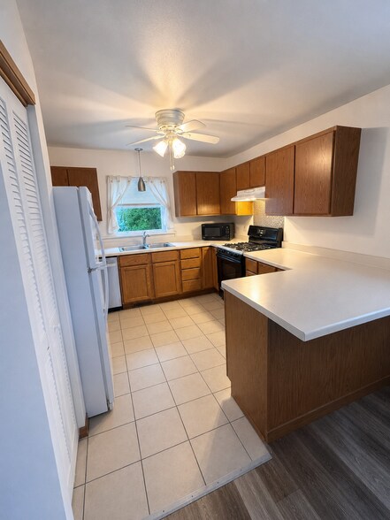 Building Photo - 1312 Falls Ct