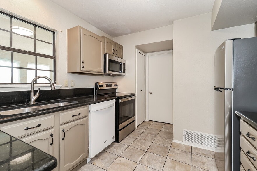 Building Photo - 702 Ponderosa Dr