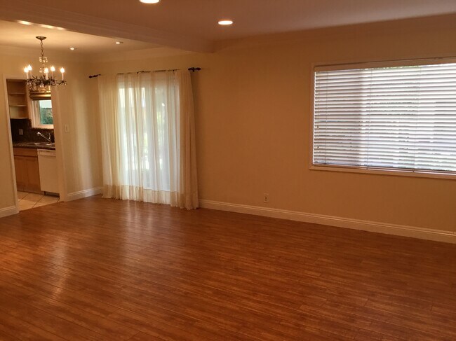 Dining room - 1233 N Columbus Ave