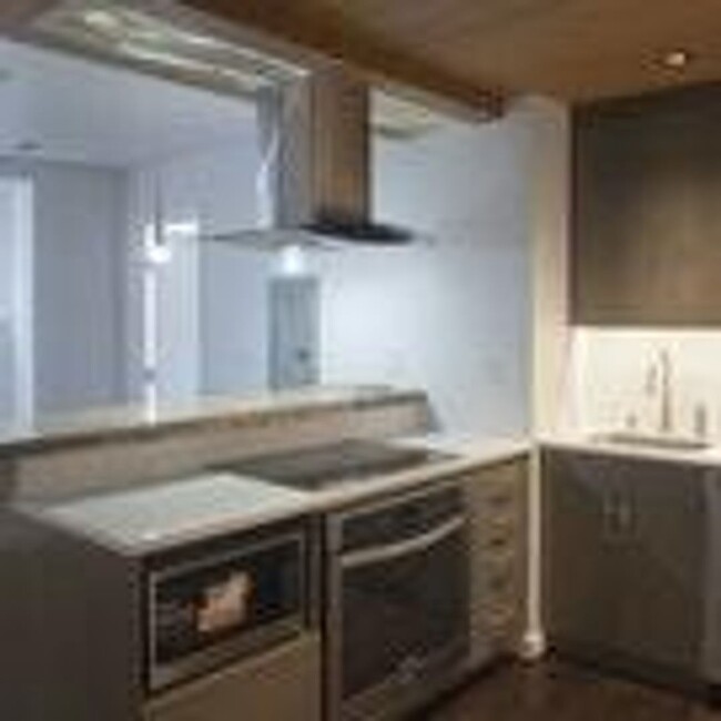 Building Photo - Fantastic Updated 1 bedroom Apartment in A...