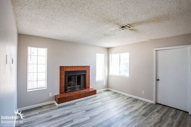 Building Photo - Beautifully Updated 2Bdm 1Ba Unit in a Gat...