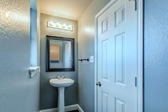 Building Photo - 824 Palo Duro Dr