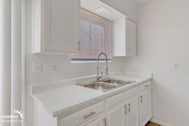 Building Photo - Cozy 2Bdm 1Ba Townhome in Great Location