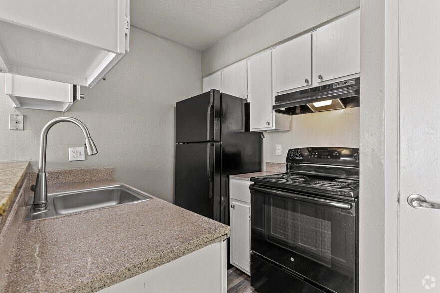 1BR, 1BA - 530SF - Kitchen - Pecan Tree