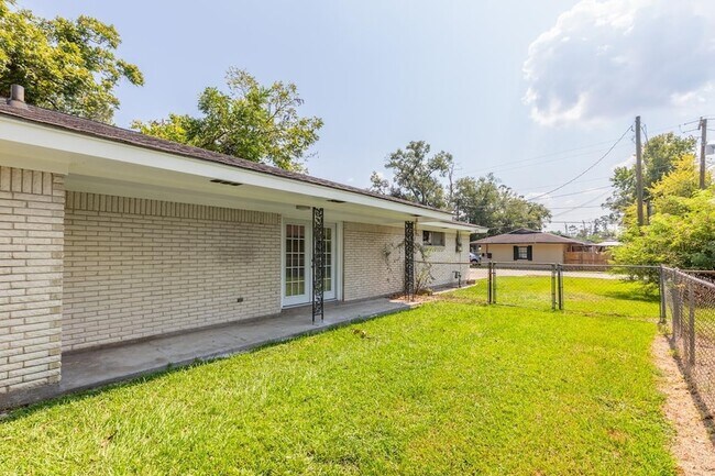 Building Photo - 1212 Irving St