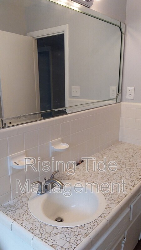 Building Photo - 948 Longview Cir