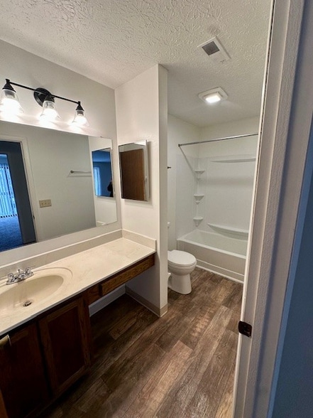 Building Photo - 2160 Hedgerow Road