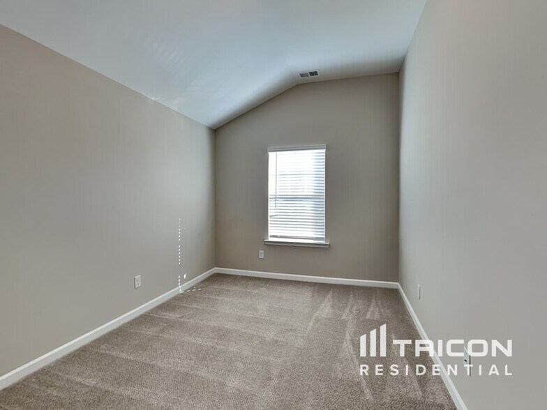 Building Photo - 225 Sableshire Way