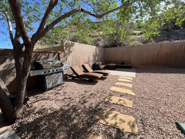 Building Photo - Fully Furnished Desert Dream Townhome! SHORT TERM LEASE OPTION