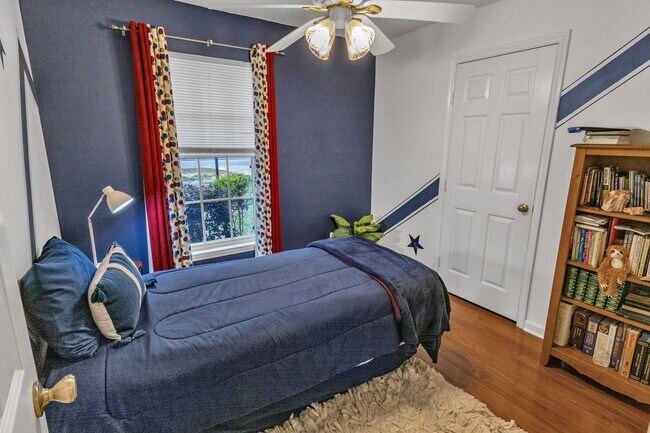 Building Photo - 3 bedroom furnished rental in Goose Creek - Fenced yard and great location