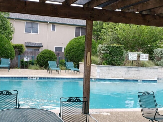 Building Photo - 2100 Pipers Field Dr