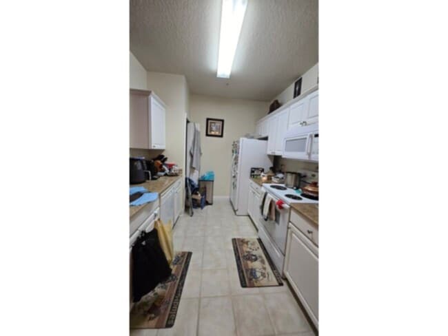 Building Photo - 1 bedroom 1 bathroom condo w/DEN