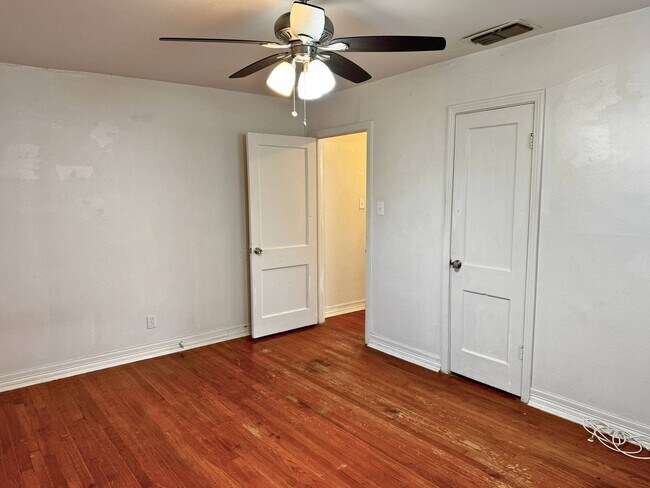 Building Photo - Charming 2 Bed, 1 Bath Home Close To MSU