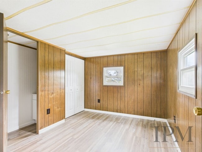 Building Photo - Available Now- 3 Bedroom 1.5 Bath Home - H...