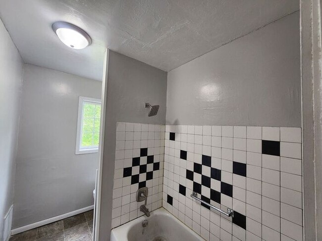 Building Photo - 2 Bedroom Duplex on the Northside