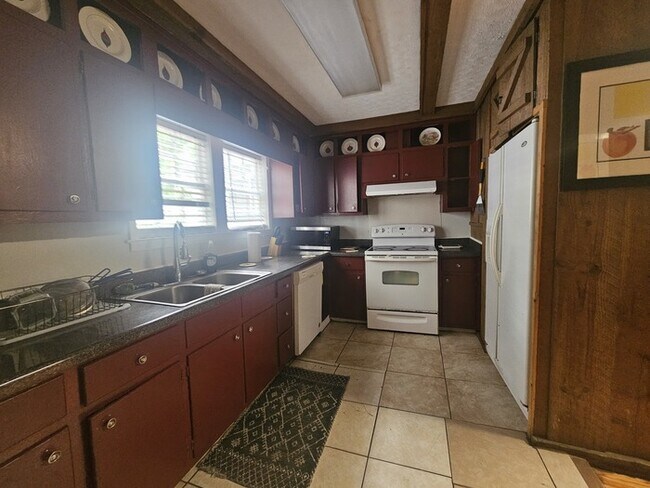 Building Photo - Furnished Three Bedroom Ranch Home