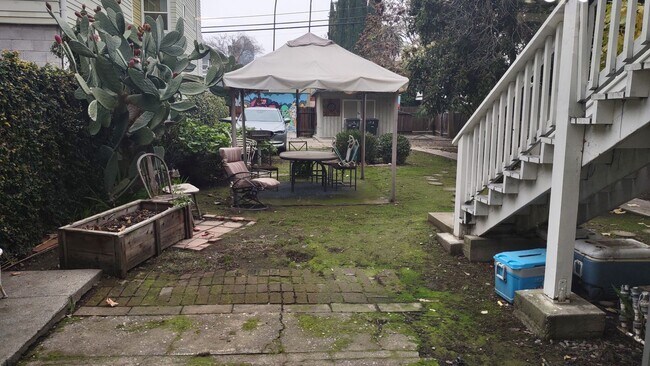 Building Photo - 521 T St