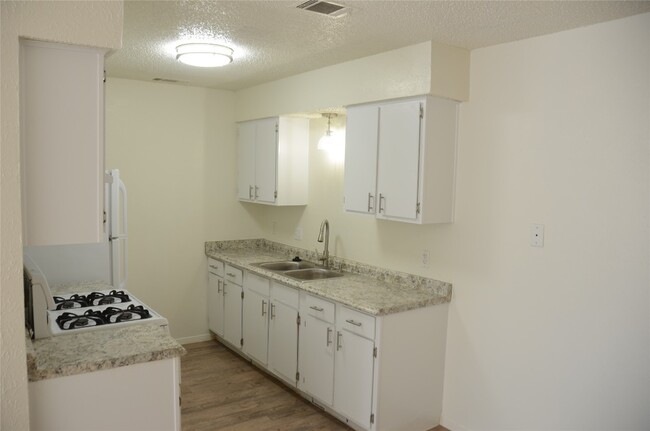 Building Photo - 448 N Joekel Ave