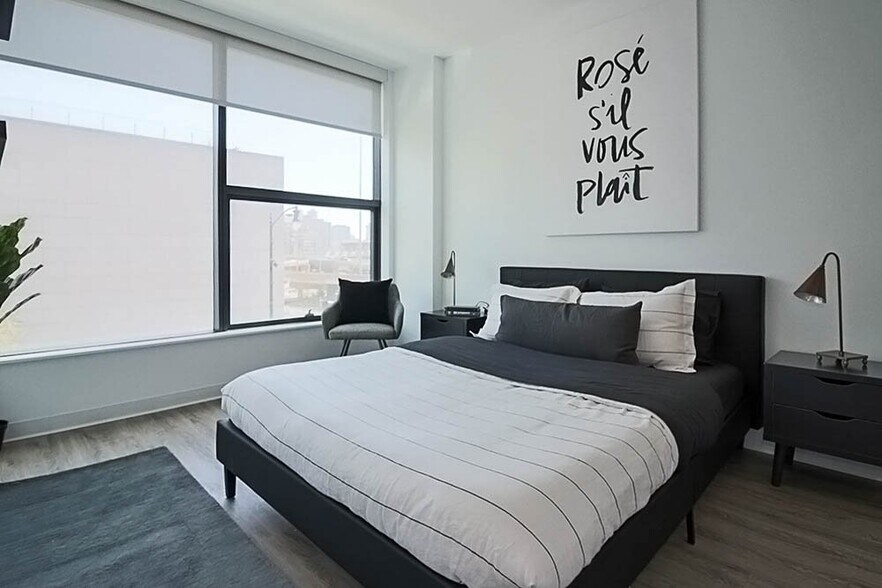 Building Photo - 806 W Van Buren St