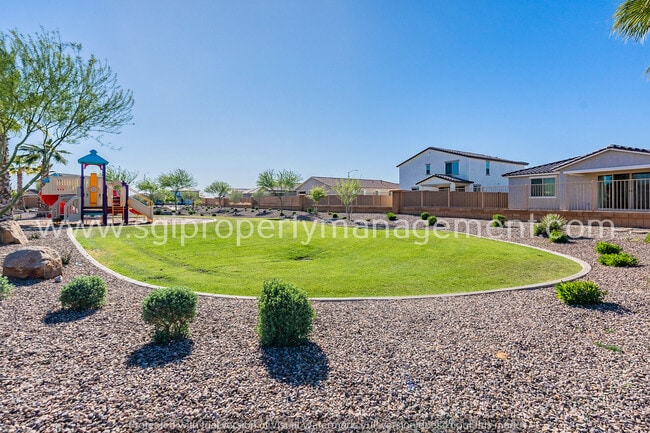 Building Photo - 2038 E Julian Dr