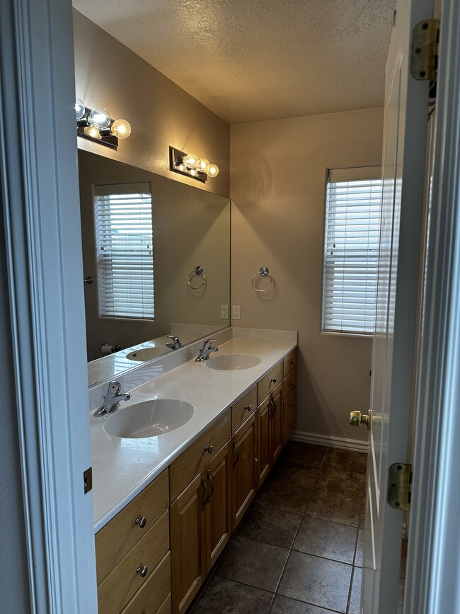 Building Photo - 613 Mesa Vista Dr