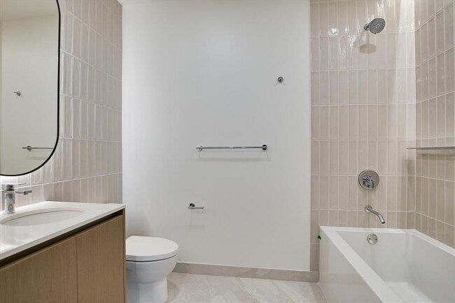 Building Photo - 610 Davis St