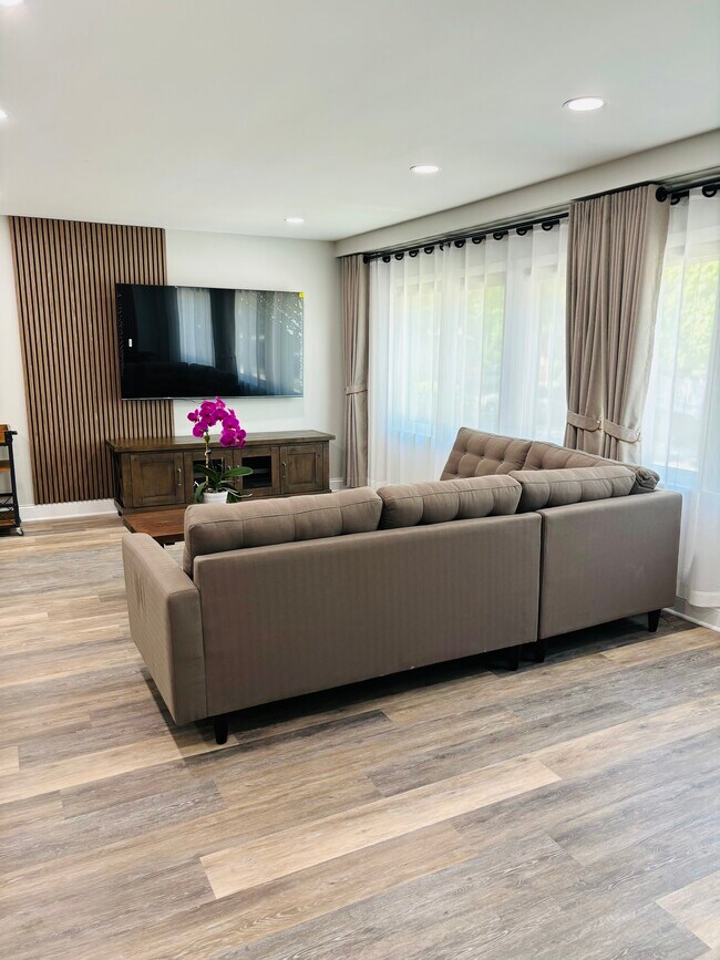 Brand new sectional couch and Brand-new wall mounted 65” smart TV with high-speed fiber Internet - 506 Forest Ave