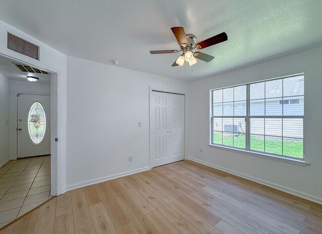 Building Photo - Renovated 3/2 House w/ New Paint/Flooring,...