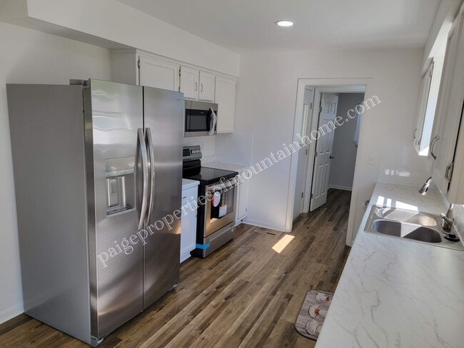 Building Photo - 2 Bed 1 Bath Bungalow on College