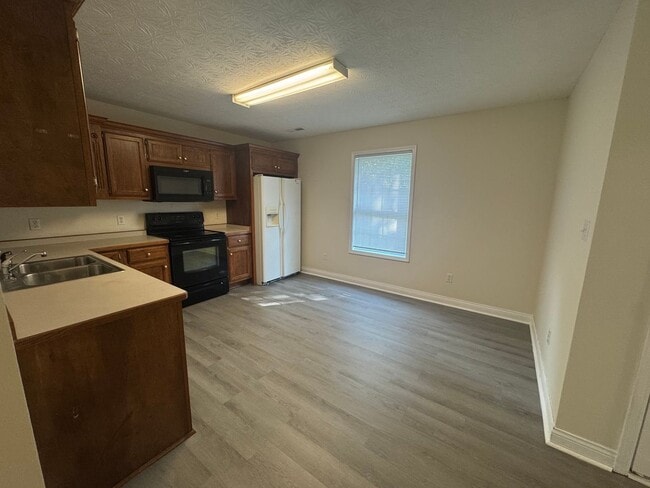 Building Photo - Spacious three bedroom, two bathroom home