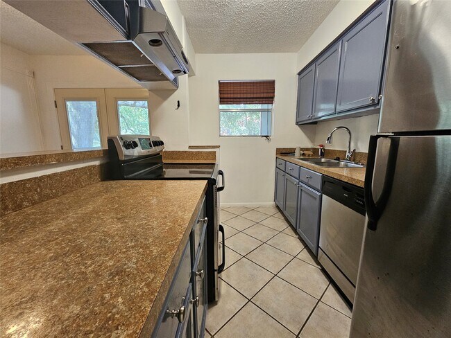 Building Photo - 8287 Kingsbrook Rd