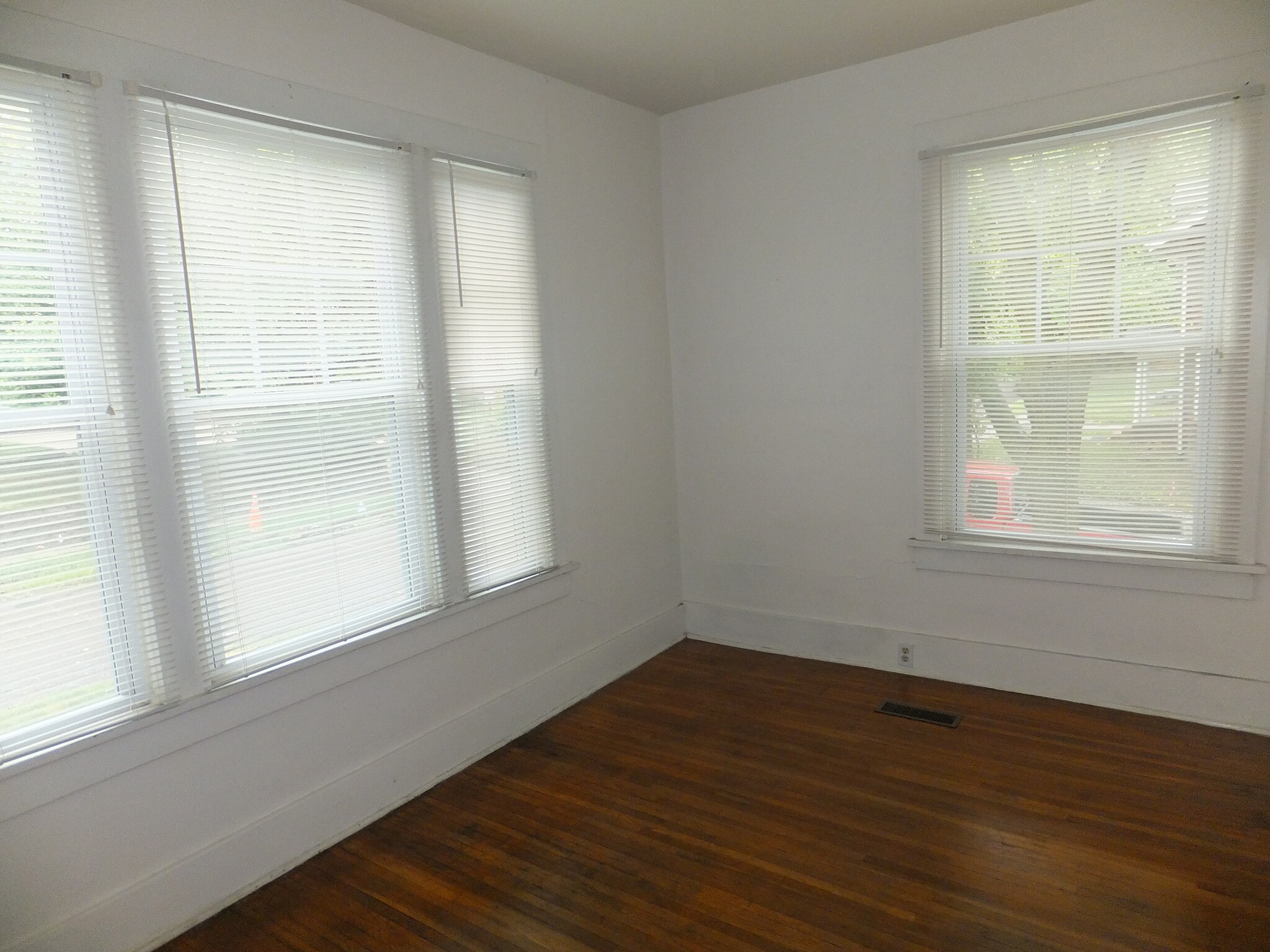 Bedroom 2 - 1401 University Ave