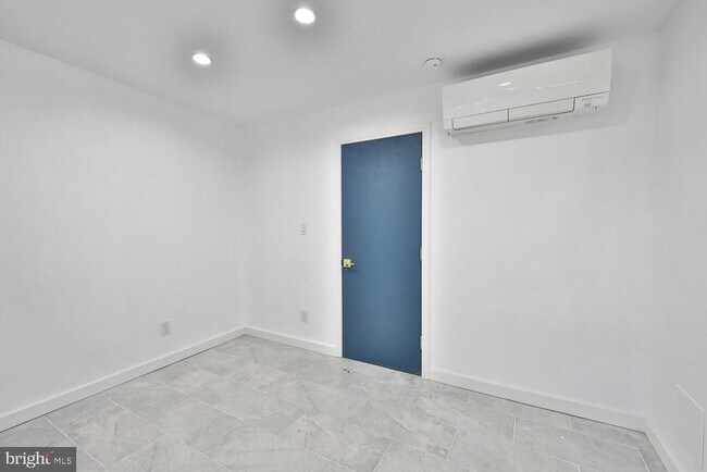 Building Photo - 725 S 6th St