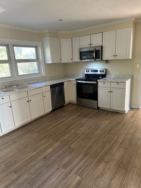 Building Photo - 204 Pineview Dr