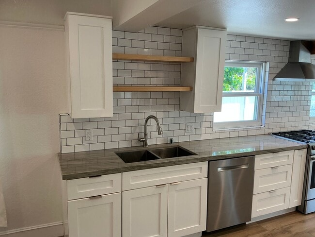Building Photo - Beautiful 4 Bedroom 2 Bath Home in Old Tow...