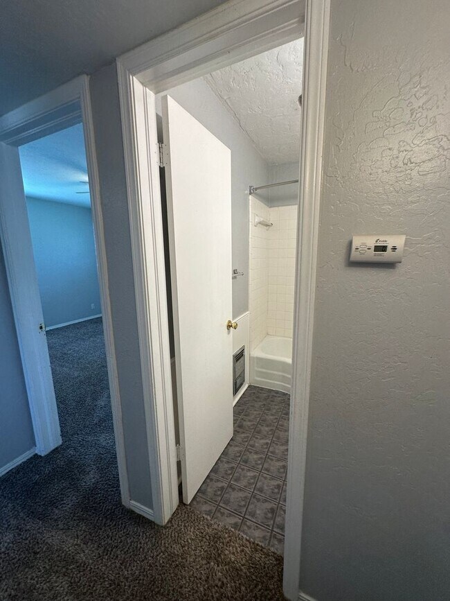 Building Photo - 4844 Woodview Dr