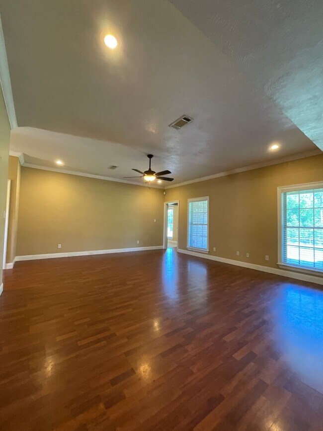 Building Photo - 110 James Dr