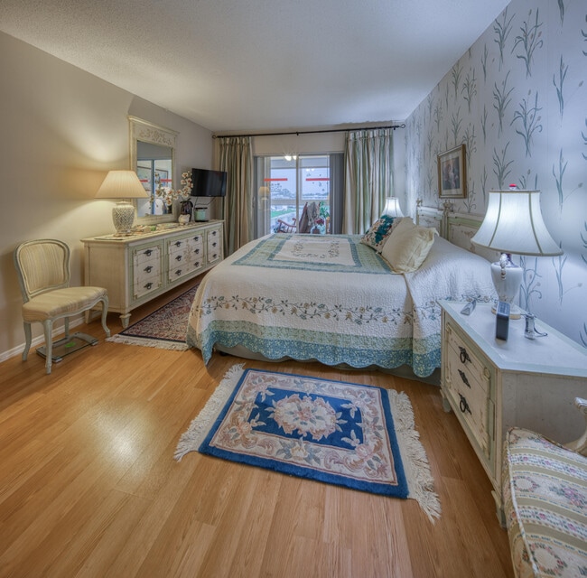 Building Photo - 2728 Garden Dr N