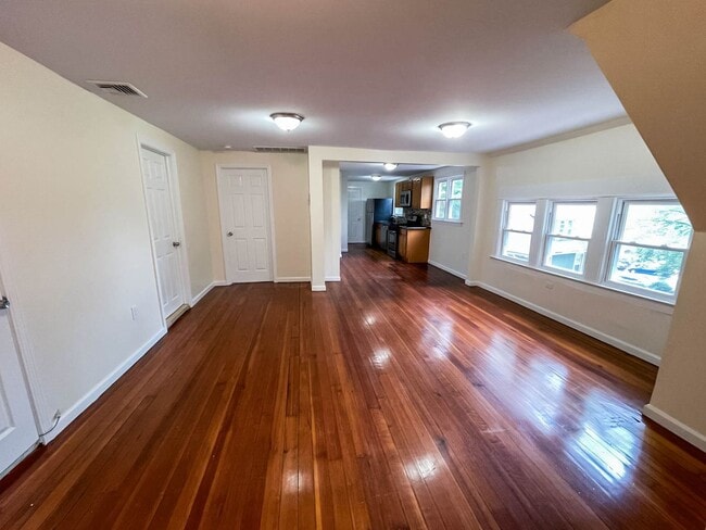 Building Photo - Beaver Hills 3-Bedroom w/ Landry and Off-Street Parking