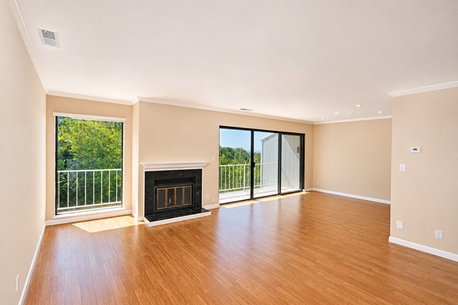 Building Photo - Crestmont Spacious Two Bedroom Townhome