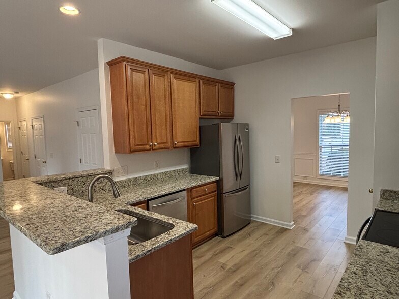 Building Photo - 27 Farm Brook Way