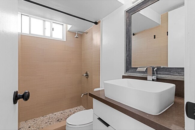 Building Photo - Beautifully Renovated 2 bedroom Penthouse with a Roof-Top Loft and Lanai!