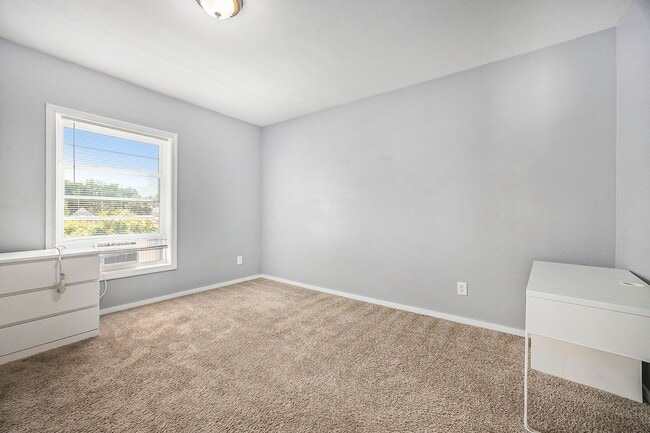 Building Photo - Spacious 5BR/2.5BA in Creston with Garage & Fenced Backyard