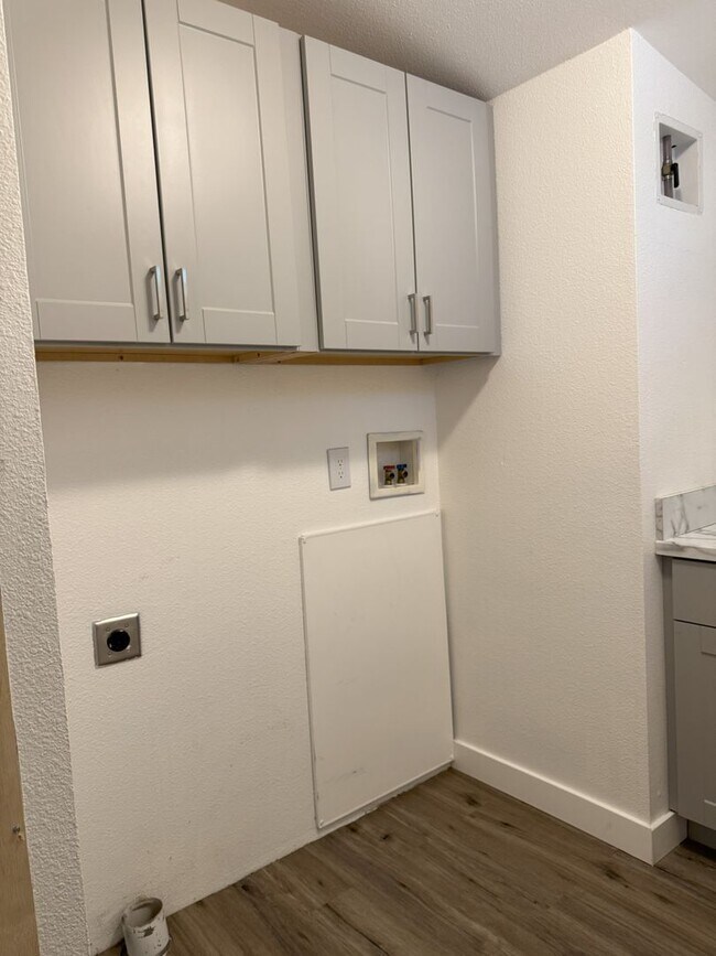 Building Photo - Large Echo home for rent