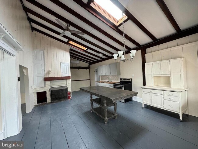 Building Photo - 25 Main St